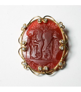 Spilla oro corniola scena mitologica