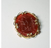 Spilla oro corniola scena mitologica
